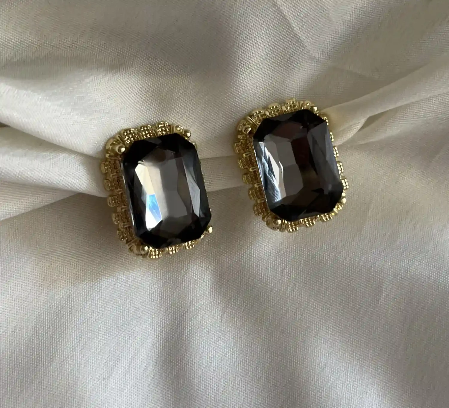 Color Pop Stone Studs (Clip On) Grey